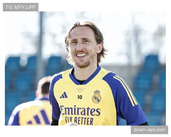 告别欧冠？赛后镜头捕捉到莫德里奇深情亲吻皇马队徽