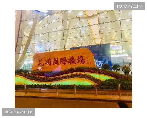 镜头捕捉：圣西罗球场南看台新增的巨大屏幕上，正滚动显示着世界各地球迷协会的助威标语